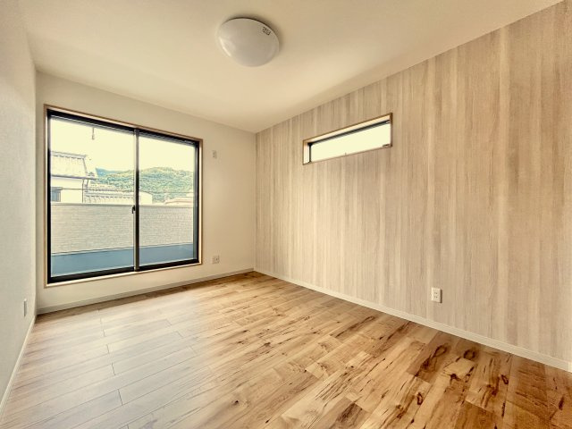 高知市竹島町　中古住宅の寝室|光と風を取り込みやすい2面採光の洋室。家具の配置がしやすいシンプル設計です。