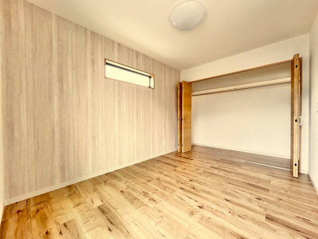 高知市竹島町　中古住宅の寝室|大容量クローゼットでいつでもスッキリ！収納力に優れた明るい洋室。