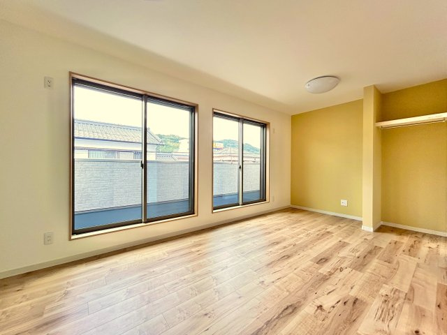 高知市竹島町　中古住宅の洋室|温かみあるカラークロスがアクセント。開放感とくつろぎを両立した明るい洋室。