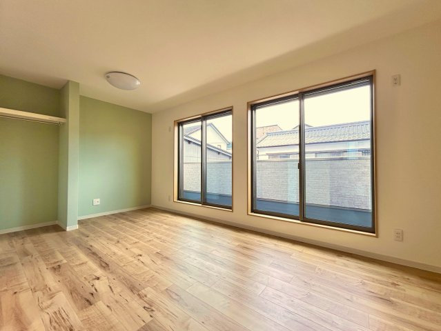 高知市竹島町　中古住宅の洋室|2面採光でいつでも明るい洋室。やさしいグリーンのアクセントクロスが心落ち着く空間を演出します。