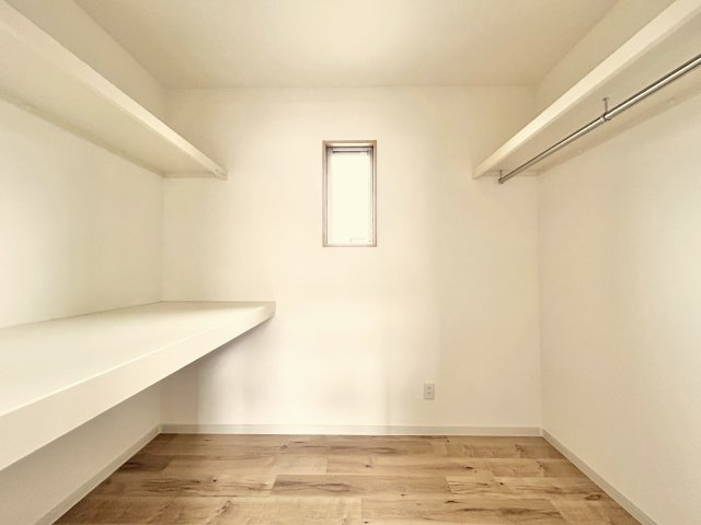 高知市竹島町　中古住宅の収納|広々WICで収納力たっぷり。棚とハンガーパイプ付きで使い勝手◎