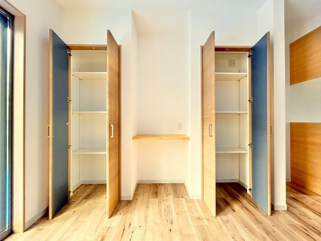 高知市竹島町　中古住宅の収納|ストック品や小物を整理しやすい収納付き。カウンターはPC作業にも最適！