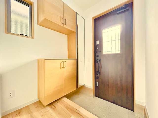 高知市竹島町　中古住宅の玄関|採光窓から光が差し込む心地よい玄関。上下収納で靴や小物をすっきりしまえる使いやすいスペースです。