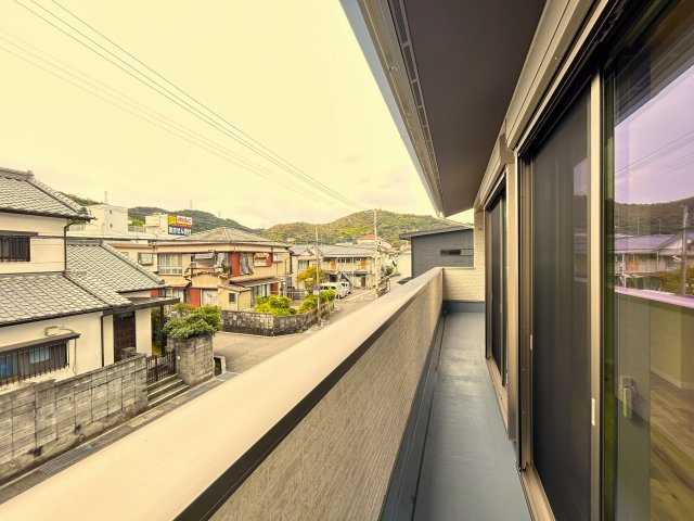 高知市竹島町　中古住宅のその他|自然を感じられる眺望が魅力の広めバルコニー。日当たり・通風ともに良く、洗濯物がよく乾きます。家事が快適になる嬉しいスペースです。