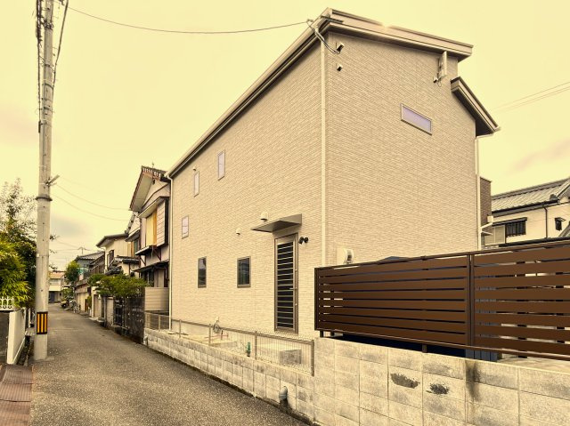 高知市竹島町　中古住宅の外観|落ち着いた住宅街に佇む静かな住環境。裏側もすっきりとしていて風通しの良い立地です。