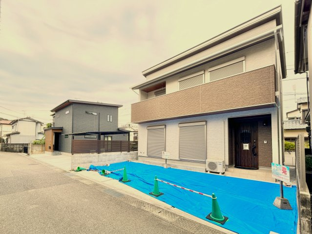 高知市竹島町　中古住宅の外観|日当たり良好の前面道路×整った街並み。キレイに整備された住環境が魅力です。