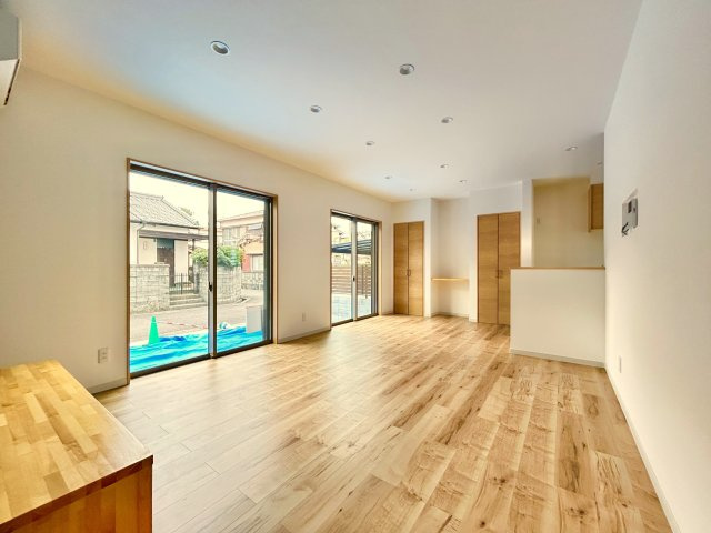 高知市竹島町　中古住宅の居間・リビング|明るい陽射しが差し込む心地よいLDK。ナチュラルな木目フロアが空間を柔らかく包み、家族がゆっくりくつろげる居心地の良さが魅力です。