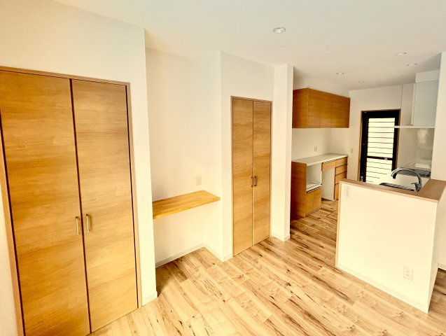 高知市竹島町　中古住宅の居間・リビング|使い勝手の良い2つの収納とカウンター付き。家事も片付けもスムーズにこなせる間取りです。