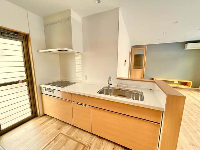 高知市竹島町　中古住宅のキッチン|キッチンからリビング全体を見渡せる安心設計。家族との会話が弾む間取りです。