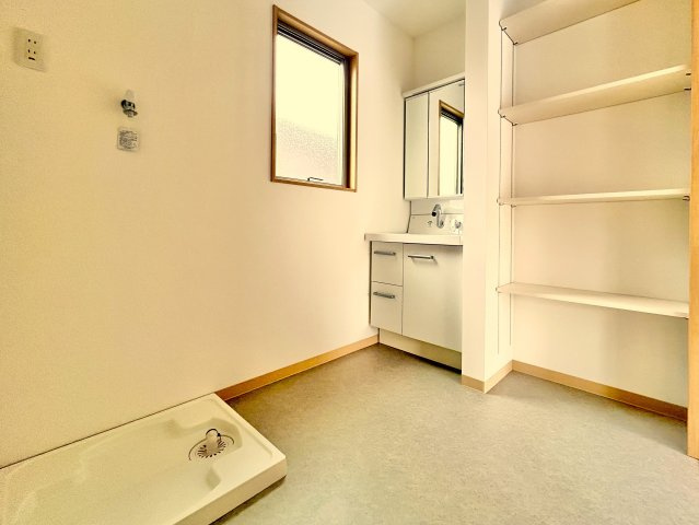 高知市竹島町　中古住宅の脱衣所|収納も充実していて毎日の家事がスムーズに。広さにゆとりがあり使いやすい洗面脱衣室です。