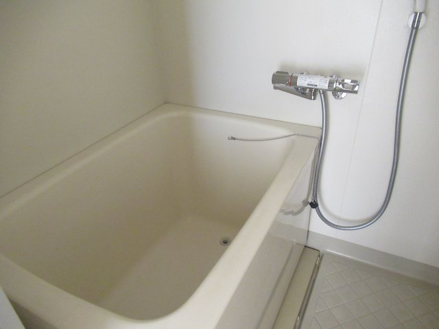 兵庫県公社　芦屋浜高層（高浜）１号棟の浴室|ゆったり過ごせるお風呂です