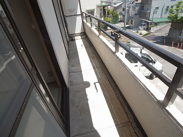 メープルハイツのバルコニー|ご覧の明るさ、１階部分ですが実質２階部分となります
