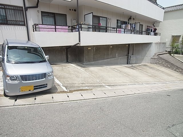 メープルハイツの駐車場|敷地内駐車場にも空きがあります