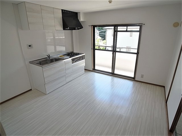 メープルハイツの居間・リビング|美麗改装済の広々リビング