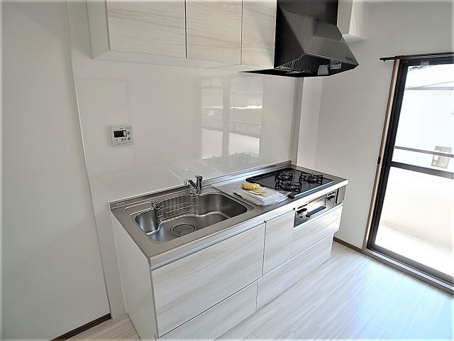 メープルハイツのキッチン|システムキッチン。ガス3口コンログリル付