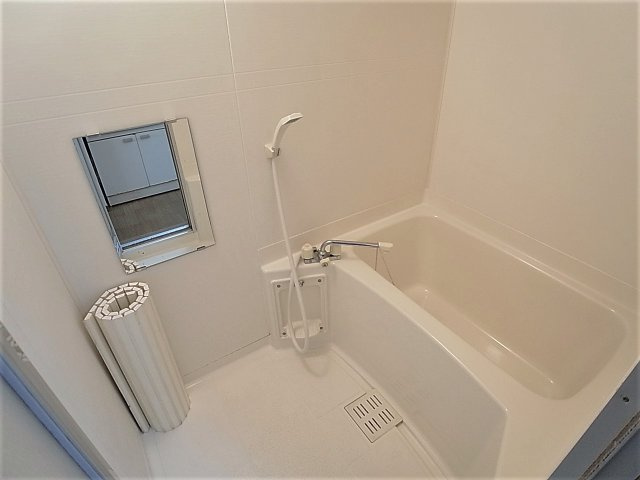 メープルハイツの浴室|鏡付のバスルーム