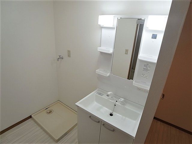 メープルハイツの洗面所|シャワー付きの独立洗面台採用