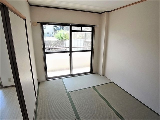 メープルハイツの内装|南向きバルコニーに面した和室