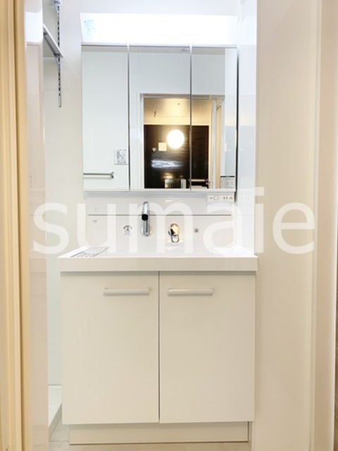 カーサしらたまの洗面所|独立三面鏡。