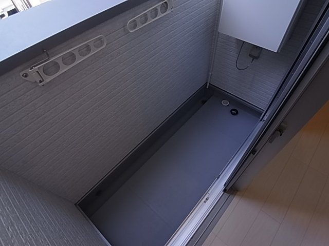 神戸市兵庫区東山町４丁目のアパートのバルコニー