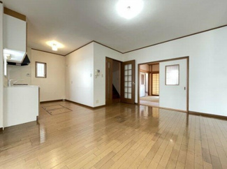 【居間・リビング】 | 堺市北区長曽根町中古戸建 | 隣の和室との戸を開け放つと更に広い空間としてお使いいただけます。