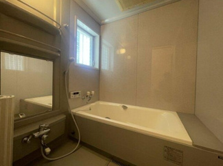 【浴室】 | 堺市北区長曽根町中古戸建 | お風呂に窓付きです。