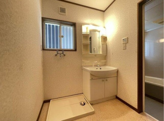 【独立洗面台】 | 堺市北区長曽根町中古戸建 | 洗面所に窓があります。