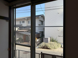 【展望】 | 窓の外にはお洗濯物を干すことができます！南東向きなので、晴れた日のお洗濯物は朝からよく乾きそう☆