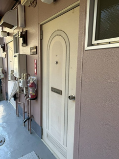 【その他共用部分】 | 玄関外は屋根があるので雨に濡れずにお部屋に入ることができます♪荷物が多い日も便利ですね☆