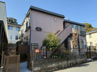 【外観】 | 小田急線「読売ランド前」駅まで徒歩8分！「百合ヶ丘」駅でも徒歩9分！2駅利用可能で通勤通学に便利な立地☆コンビニが近くて生活しやすい住環境です◎