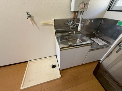 【キッチン】 | ジュネスハイツB | 換気のできる窓のあるキッチンはガスコンロ設置可能☆場所を取るお鍋やお皿もすっきり収納できます♪