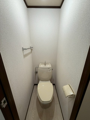 【トイレ】 | ジュネスハイツB | 人気のバストイレ別です♪トイレが独立していると使いやすいですよね☆横にはタオルを掛けられるハンガーもあります♪