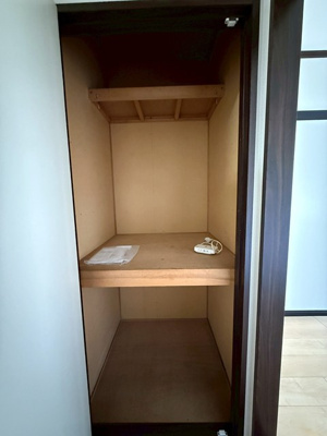 【収納】 | ジュネスハイツB | キッチンスペースにある収納スペースです！奥行きのある収納で、かさ張るお掃除用品などもすっきり収納できて便利☆