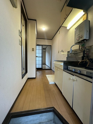 【玄関】 | ジュネスハイツB | 玄関から室内への景観です！キッチンの奥に洋室6帖のお部屋があります♪