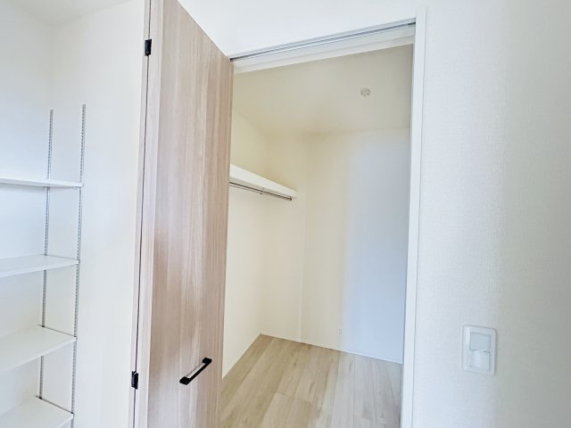 新築　桐生市相生町二丁目24-1期　LIGNAGE　1号棟　の収納|　それぞれのお部屋に収納スペースがあるのでお片付け上手で室内もスッキリ♪							
						
