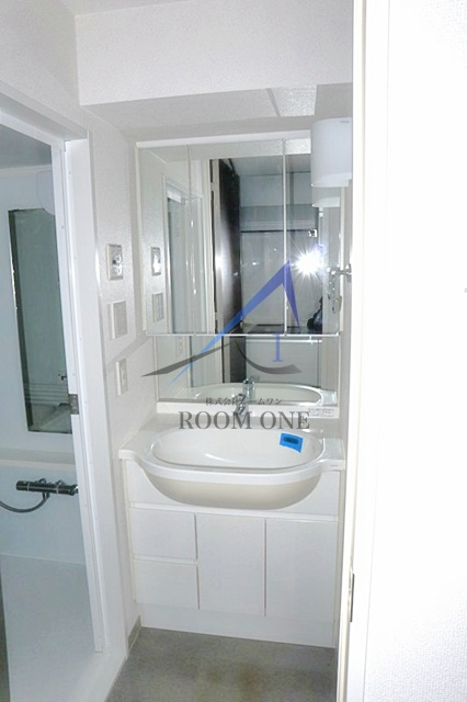 日神デュオステージ馬車道の洗面所|独立洗面台です。