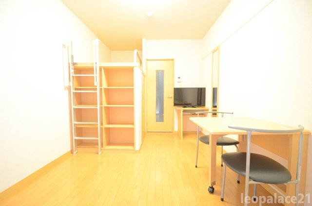 レオパレスメルヴェーユ佐賀の居間・リビング|1Ｆのお部屋はフローリングです。