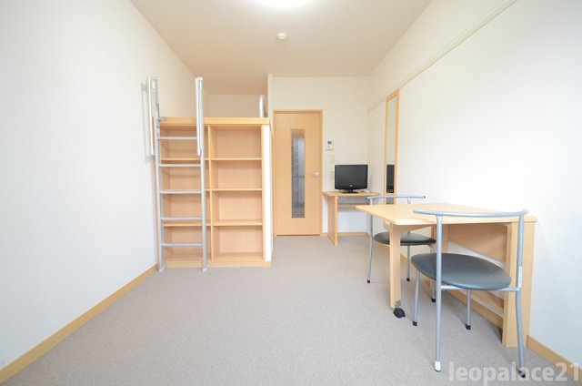 レオパレスメルヴェーユ佐賀の居間・リビング|2Ｆのお部屋はカーペットです。