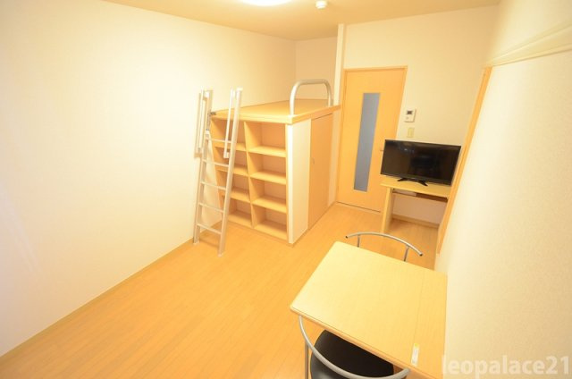 レオパレスメルヴェーユ佐賀の居間・リビング|1Ｆのお部屋はフローリングです。