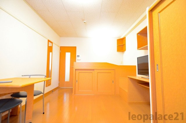 レオパレス兵庫北の居間・リビング|1Fのお部屋はフローリングです。