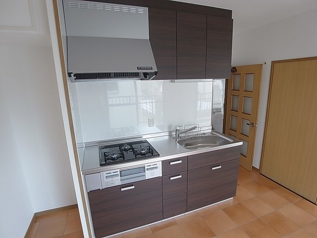 ベージュ野田のキッチン|ガス3口コンログリル付システムキッチン