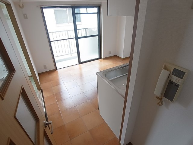 ベージュ野田の居間・リビング|明るいダイニング