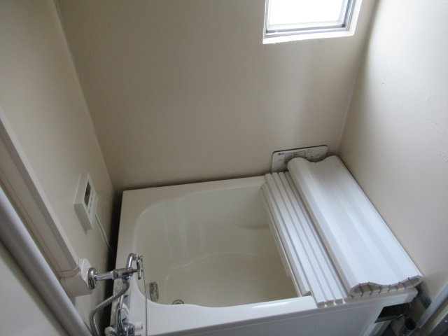 兵庫県公社　東垂水（１・２）３A号棟の浴室|またぎやすい浴槽を設置しています