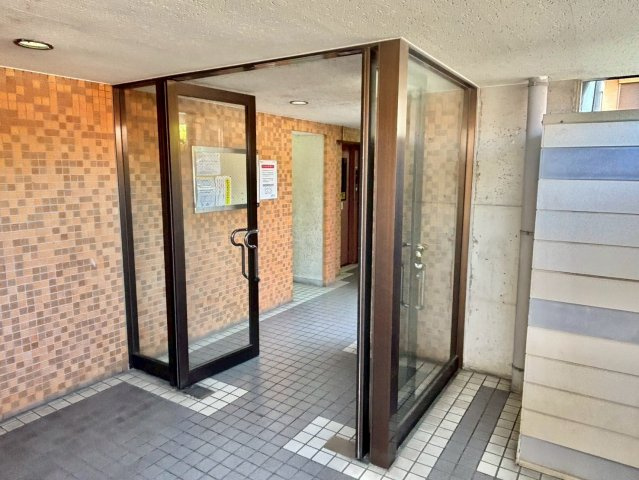 野里寺町中村コーポのエントランス