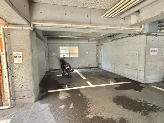 野里寺町中村コーポの駐車場