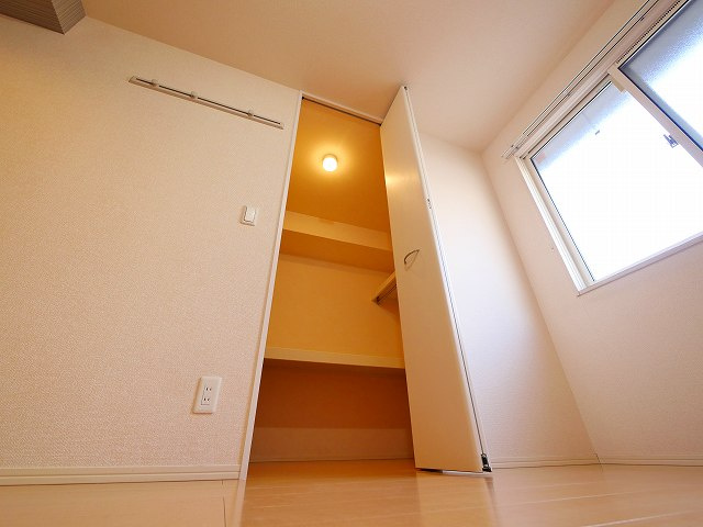 サンロード学園前の収納|落ち着いた色調の洋室です