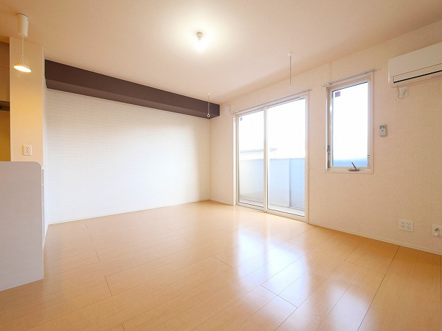 サンロード学園前の内装|明るい洋室です