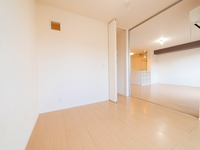 サンロード学園前の洋室|落ち着いた色調の洋室です