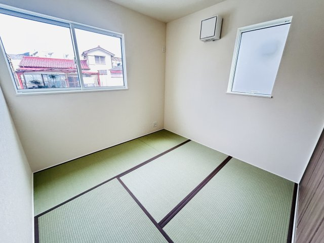新築　桐生市相生町二丁目24-1期　LIGNAGE　2号棟　の和室|　リビング隣の和室はお子様の遊び部屋としてもちょうどいいですね♪							

