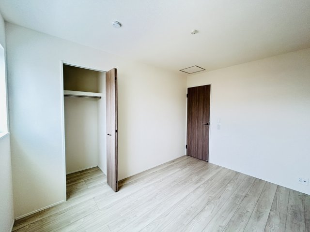 新築　桐生市相生町二丁目24-1期　LIGNAGE　2号棟　の収納|　それぞれのお部屋に収納スペースがあるのでお片付け上手で室内もスッキリ♪							
						
